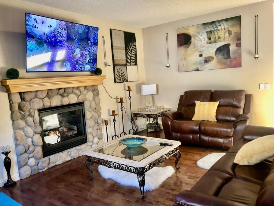 2500 Sq House In Springbank Hill Bl 261818 Villa Calgary Exterior photo