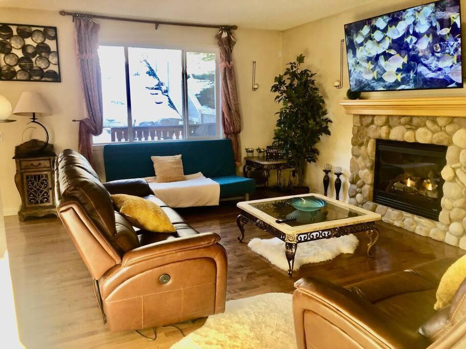 2500 Sq House In Springbank Hill Bl 261818 Villa Calgary Exterior photo