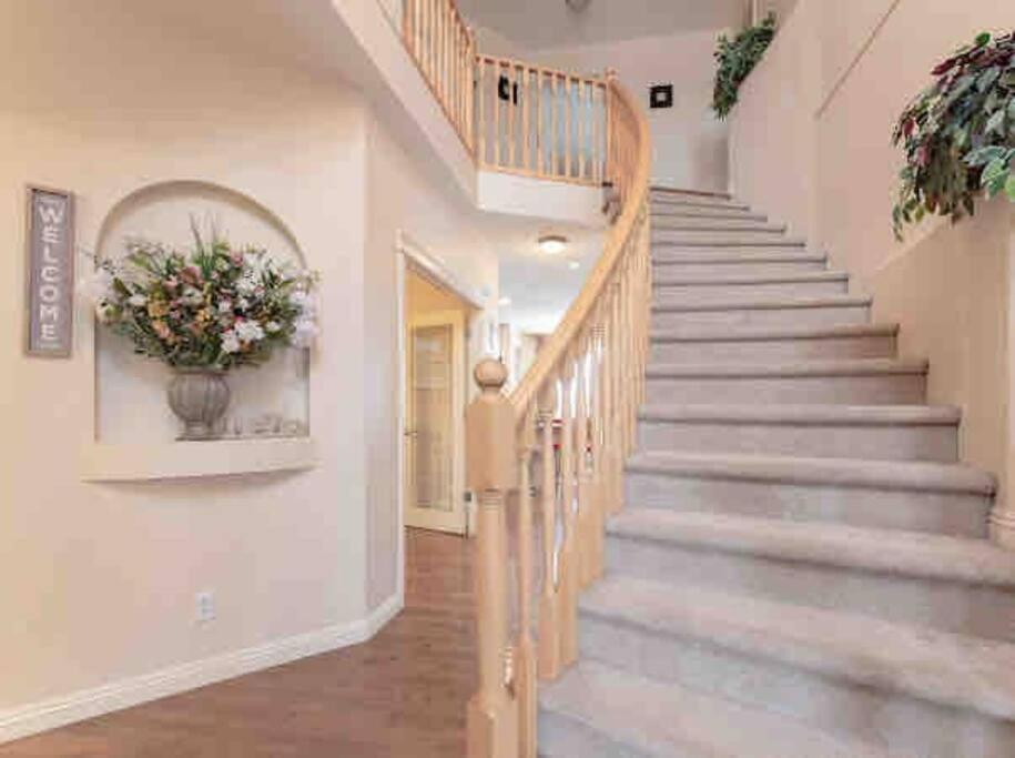 2500 Sq House In Springbank Hill Bl 261818 Villa Calgary Exterior photo