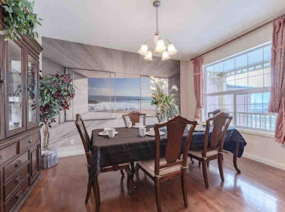 2500 Sq House In Springbank Hill Bl 261818 Villa Calgary Exterior photo