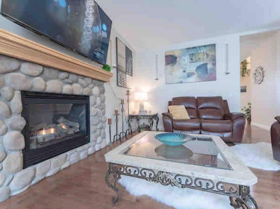 2500 Sq House In Springbank Hill Bl 261818 Villa Calgary Exterior photo