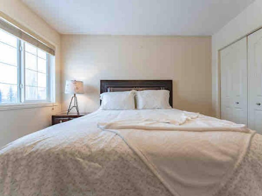 2500 Sq House In Springbank Hill Bl 261818 Villa Calgary Exterior photo