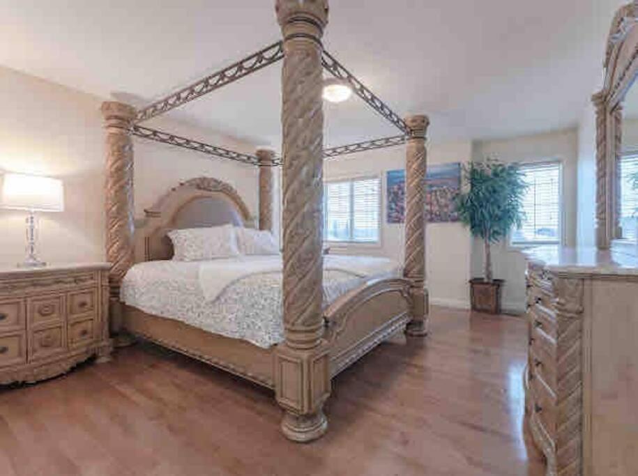 2500 Sq House In Springbank Hill Bl 261818 Villa Calgary Exterior photo
