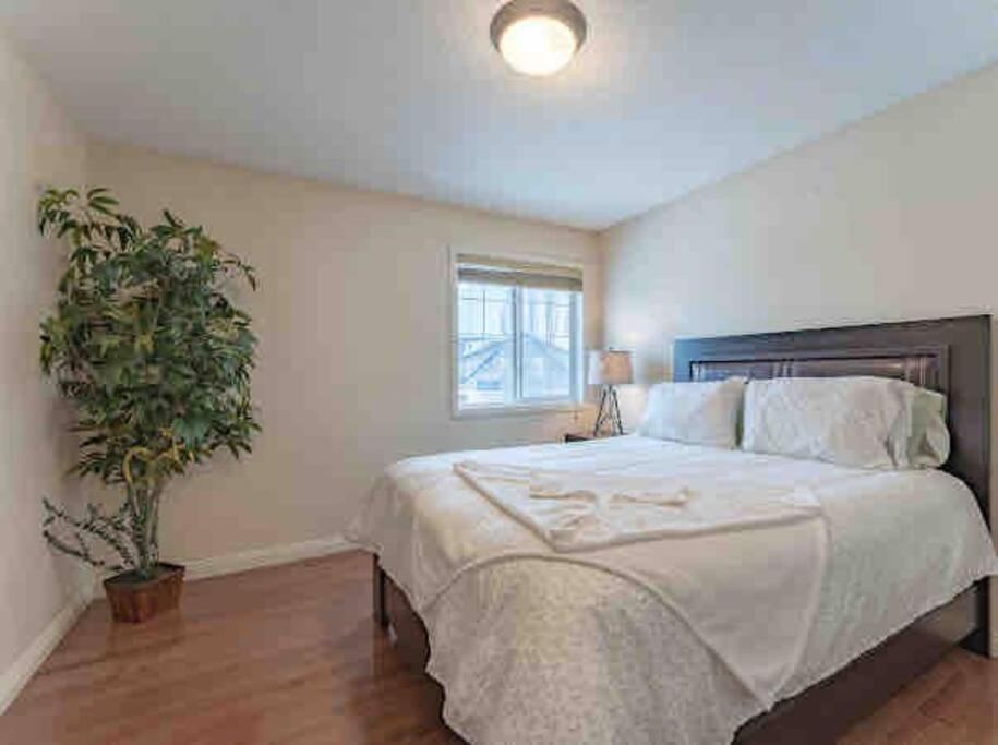 2500 Sq House In Springbank Hill Bl 261818 Villa Calgary Exterior photo